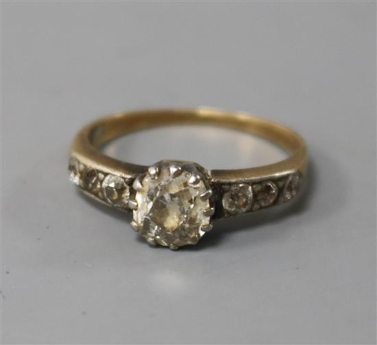 An 18ct gold and single stone diamond ring with diamond set shoulders, size O/P.